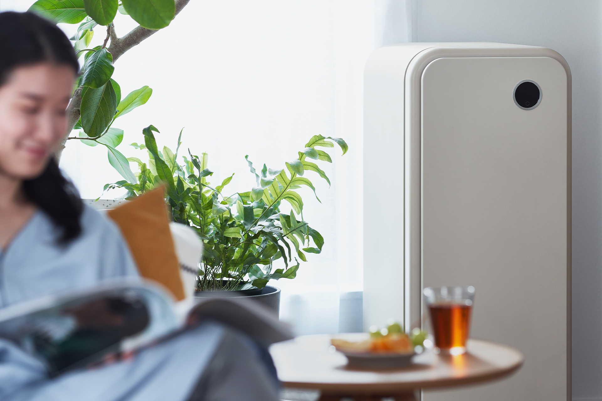 ZERO CHILLEDの置いてあるリビングで家族4人が過ごしている画像