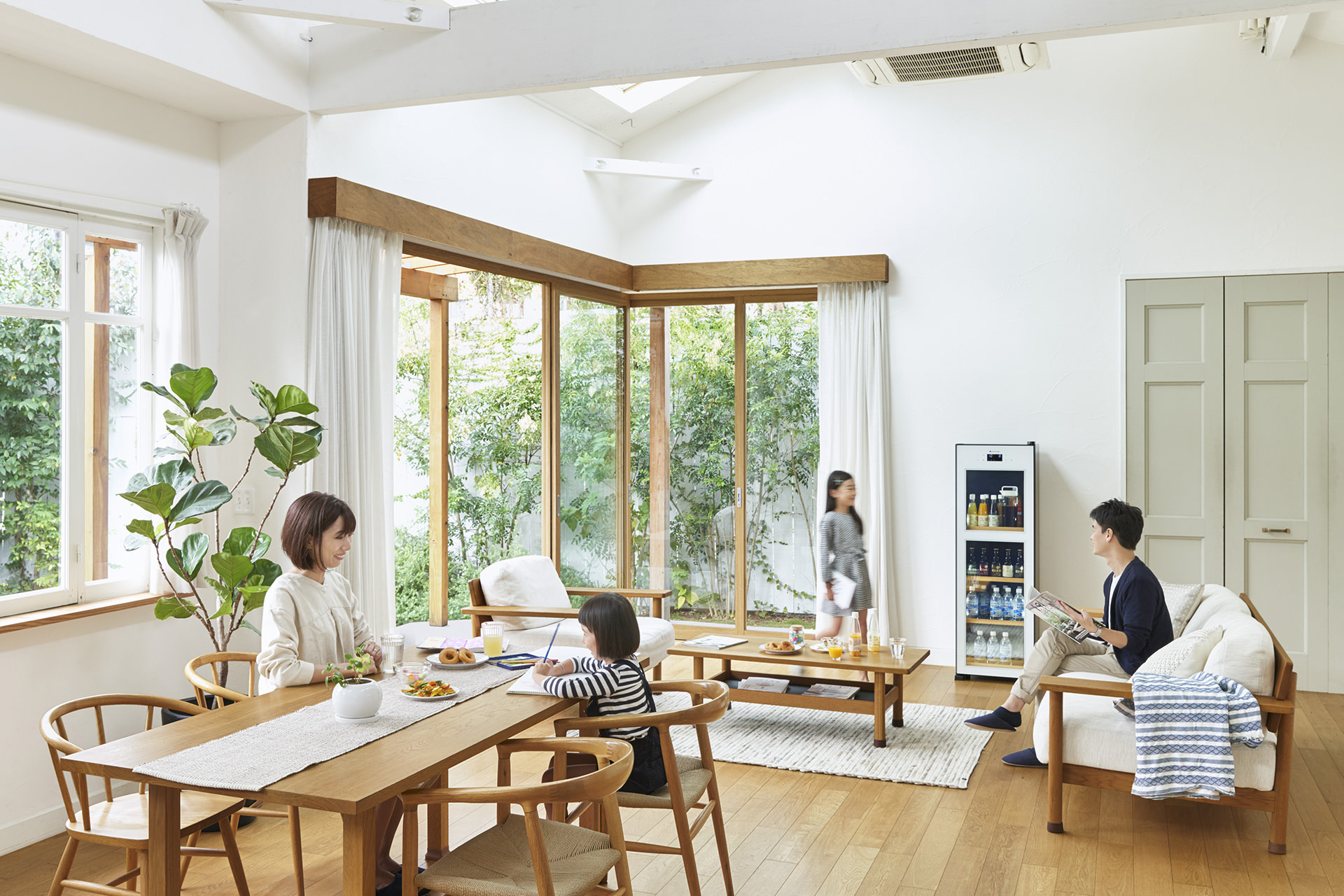 ZERO CHILLEDの置いてあるリビングで家族4人が過ごしている画像