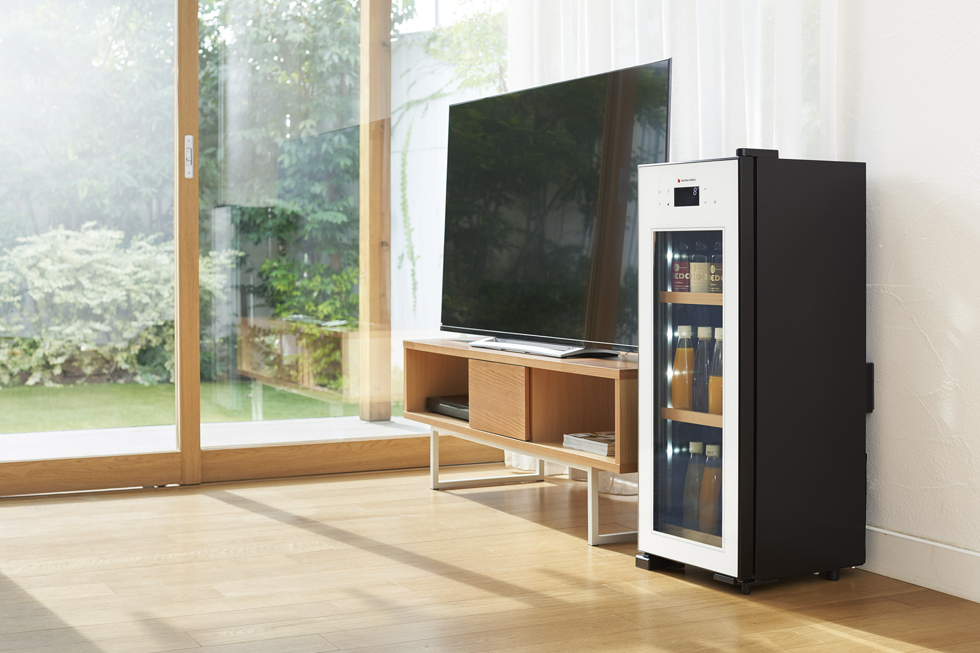 テレビ付近のスペースに設置したZERO CHILLEDの画像