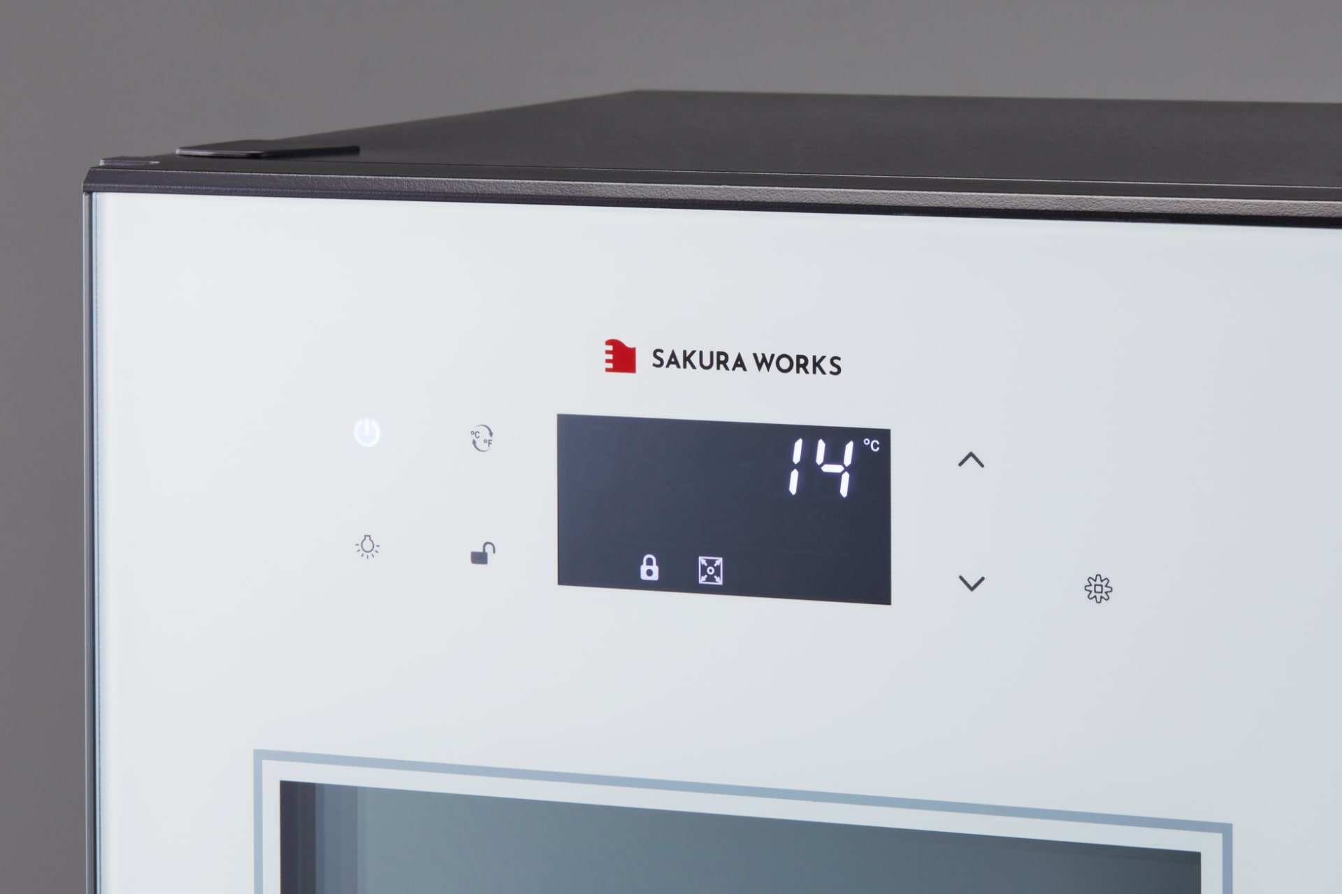 ZERO CHILLEDのインテリアとしてもマッチする堅牢性を兼ね備えたドアの画像